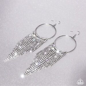 Elegant Silver Streamlined Shimmer Earrings. NWT